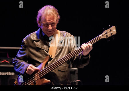 Legendären Bassist Jack Bruce (1943-2014), live spielen im Jahr 2012 Stockfoto