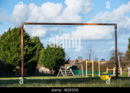 Alten Spielplatz mit rostigen Ziel Beiträge Stockfoto