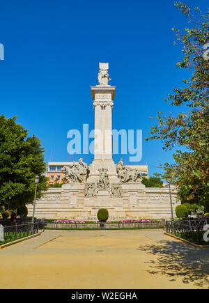 Denkmal für die 1812 Spanischen Verfassung in der Plaza de España entfernt. Cadiz, Andalusien, Spanien. Stockfoto