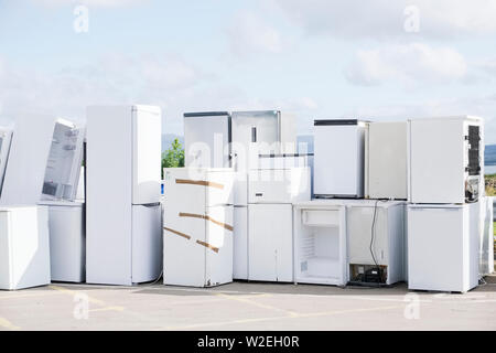 Alte Kühlschränke Gefriergeräte Gas als Kältemittel an der Müllkippe überspringen Recyceln gestapelt Stapel Anlage helfen Umwelt Reduzierung der Verschmutzung weiß Silber Stockfoto
