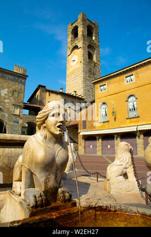 Contarini Brunnen auf der Piazza Vecchia, Citta Alta, Bergamo, Italien Stockfoto