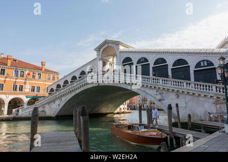 Venedig, Italien - 1. Juli 2018: Panoramablick auf die Rialtobrücke (Ponte di Rialto) ist die älteste der vier Brücken über den Canal Grande in Venedig. Stockfoto