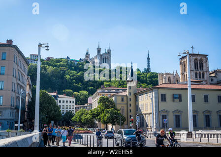 Basilika Notre-Dame de Fourvière, der Jungfrau Maria geweiht, im 19. Jahrhundert erbaut und mit Blick auf die Stadt, Lyon, Frankreich Stockfoto