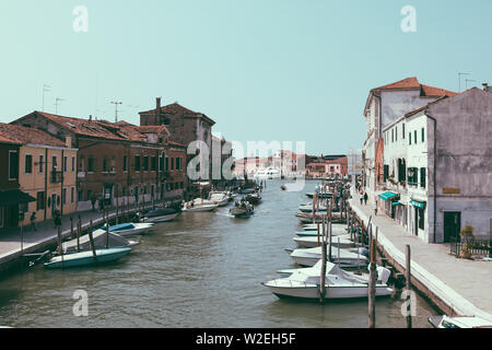 Murano, Venedig, Italien - Juli 2, 2018: Blick auf die Insel Murano ist eine Reihe von Inseln, die durch Brücken, die in der venezianischen Lagune ab, Norditalien. Stockfoto