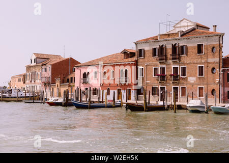 Murano, Venedig, Italien - Juli 2, 2018: Blick auf die Insel Murano ist eine Reihe von Inseln, die durch Brücken, die in der venezianischen Lagune ab, Norditalien. Stockfoto