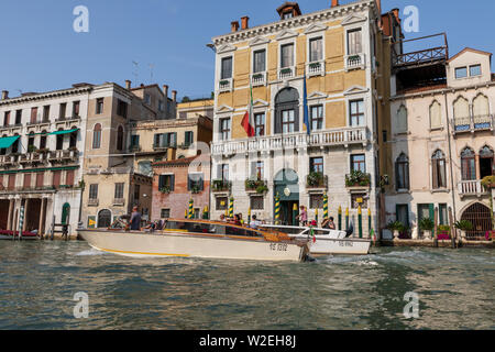 Venedig, Italien - Juli 2, 2018: Closeup Fotografie von Motorbooten mit Menschen und historischen Gebäude des Grand Canal (Canal Grande) aus der Gondel. Summe Stockfoto