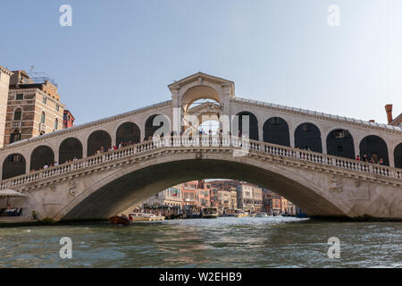 Venedig, Italien - Juli 2, 2018: Blick von der Rialtobrücke (Ponte di Rialto) ist die älteste der vier Brücken über den Canal Grande in Venedig f Stockfoto