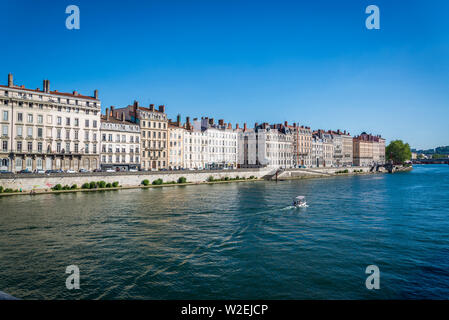 Stadthäuser aus dem 19. Jahrhundert entlang des Ufers des Flusses Saône, Lyon, Frankreich Stockfoto