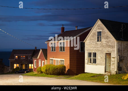 Typischen Holzhäusern, die sich in den Maritimes in der Dämmerung in der Stadt Margarettesville, Annapolis County, Nova Scotia, Kanada gefunden werden. Stockfoto