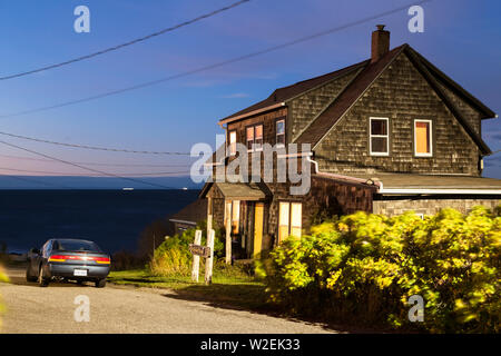 Ein typisches Holzhaus, das häufig im Maritimes in der Dämmerung in der Stadt Margarettesville, Annapolis County, Nova Scotia, Kanada gefunden. Stockfoto