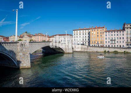 Stadthäuser aus dem 19. Jahrhundert entlang des Ufers des Flusses Saône und Bonaparte Brücke, die Altstadt von Lyon, Lyon, Frankreich führt Stockfoto