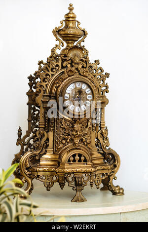 Analoge Wanduhr aus Metall isoliert auf weißem Hintergrund