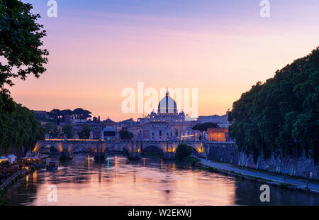 Basilika St. Peter mit Sant'Angelo's Brücke über den Tiber bei Sonnenuntergang, Rom, Italien Stockfoto