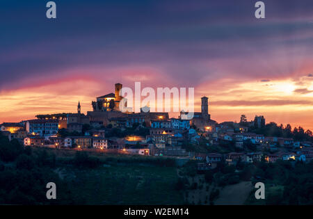 Cisterna d'Asti bei Sonnenuntergang, Piemont, Italien Stockfoto