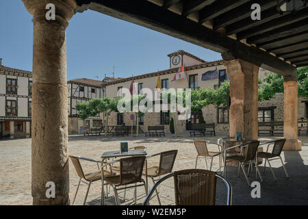 Blick auf das Rathaus von den Arkaden des Hotel Nuevo Arlanza in der Plaza de Doña Urraca, Cobarrubias, Burgos, Kastilien und León, Spanien, Europa Stockfoto