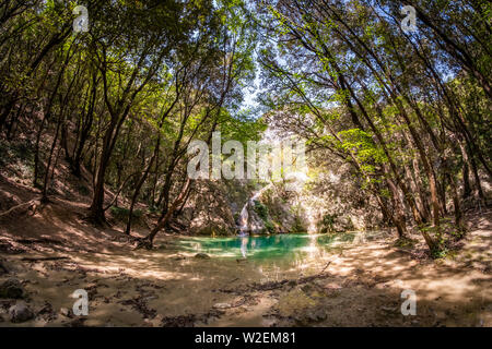 Schöne kleine Wasserfall Sentonina Staza auf Sentonas Trail im Wald zwischen Rabac und Labin Istrien, Kroatien Stockfoto