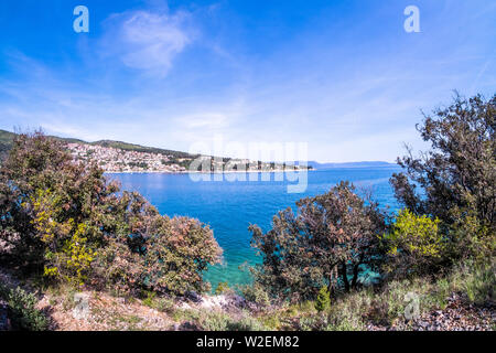 Blick von der verlassenen Ort Port ruiniert verloren in Istrien, Kroatien in die Stadt Rabac Stockfoto