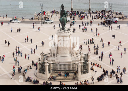 Luftbild von der Arco da Rua Augusta der Statue von König José I an der Praça do Comércio, Lissabon, Portugal aus auf den Fluss Tajo. Stockfoto