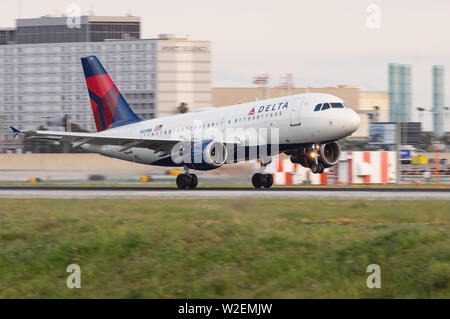 Delta Air Lines Airbus Jet zeigt die Landung am Los Angeles International Airport, LAX. Stockfoto