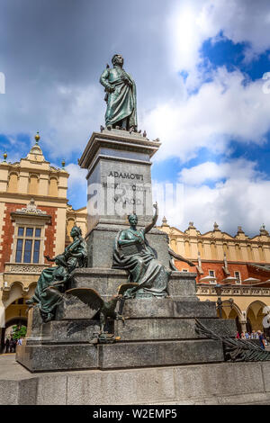 Krakau, Polen - 18. Juni 2019: Adam-mickiewicz-Denkmal und Tuchhallen auf dem Hauptplatz Rynek Glowny Stockfoto