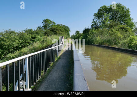 Leinpfad über die edstone Aquädukt auf dem Birmingham, Stratford-upon-Avon Kanal, der längste Kanal Aquädukt in England. Stockfoto