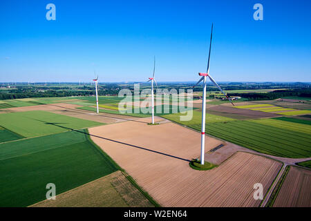 Luftaufnahme von Windkraftanlagen in der Landschaft Stockfoto