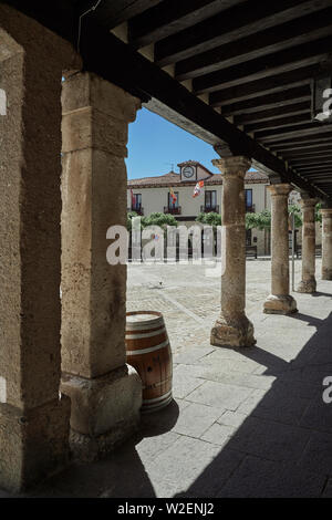 Blick auf das Rathaus von den Arkaden des Hotel Nuevo Arlanza in der Plaza de Doña Urraca, Cobarrubias, Burgos, Kastilien und León, Spanien, Europa Stockfoto