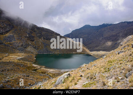 High alpine See entlang der Cordillera Real mountain range, Bolivien Stockfoto