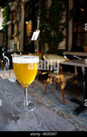 Berühmten belgischen Bier draußen serviert in kleinen alten Cafe in speziellen belgisches Bier Glas in der Sonne leuchtet Stockfoto