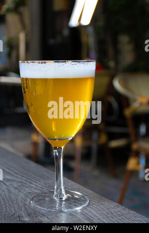 Berühmten belgischen Bier draußen serviert in kleinen alten Cafe in speziellen belgisches Bier Glas in der Sonne leuchtet Stockfoto