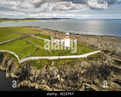 Dies ist eine Luftaufnahme von ballyglass Leuchtturm an der Ostküste von County Mayo, Irland Stockfoto