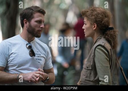 ROSAMUND PIKE und MATTHEW HEINEMAN in EINEM PRIVATEN WAT (2018). Credit: Aviron Bilder/Akazie Entertainment/Denver und D/Album gedreht Stockfoto