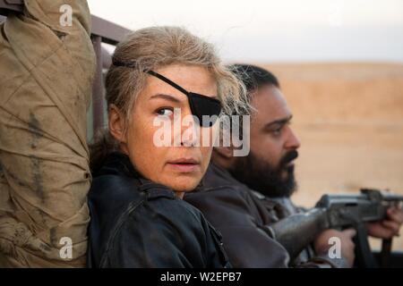 ROSAMUND PIKE IN EINEM PRIVATEN WAT (2018). Credit: Aviron Bilder/Akazie Entertainment/Denver und D/Album gedreht Stockfoto