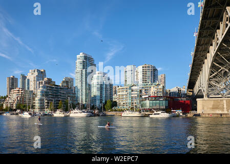 False Creek Paddle Boards. False Creek Blick von Downtown Vancouver Granville Island. British Columbia, Kanada. Stockfoto