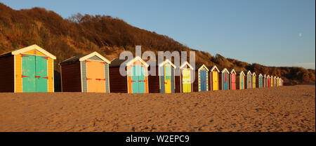 Bunte Strandhütte in einer Reihe bei Saunton Sands in Devon Stockfoto