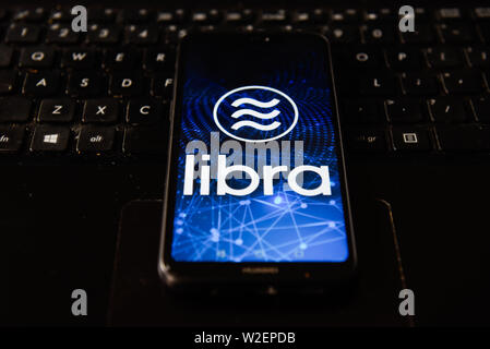 Polen. 8. Juli, 2019. In diesem Foto Illustration eine Facebook crypto Währung Waage Logo auf einem Smartphone gesehen angezeigt. Credit: Omar Marques/SOPA Images/ZUMA Draht/Alamy leben Nachrichten Stockfoto