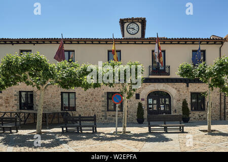 Das Rathaus von Covarrubias befindet sich im alten Palast der Fernan Gonzalez Palace, der Eingang des XII. Jahrhunderts befindet sich die romanische, Burgos, Spanien. Stockfoto