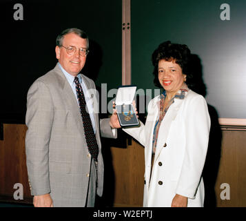 Medaille für außergewöhnliche Service für Christine Darden von Lee Strand vorgestellt Stockfoto