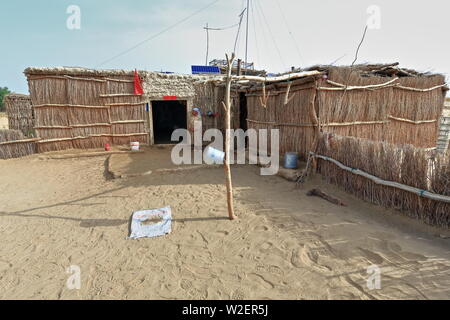 Uyghur Frau an ihrem Schilf und Schlammhütte Tür-Keriya County-Xinjiang-China-0289 Stockfoto