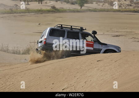 SUV auf Dünenschaufeln durch die Wüste Taklamakan. Keriya County-Xinjiang-China-0313 Stockfoto