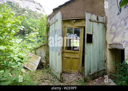 Alte Garagentore auf Adandoned oder verfallene Gebäude Stockfoto