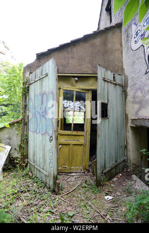 Alte Garagentore auf Adandoned oder verfallene Gebäude Stockfoto