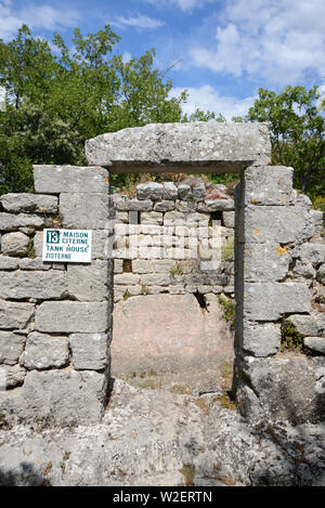 Stein Sturz und steinernen Türpfosten der Eingang ruiniert Mittelalterliches Haus, bekannt als der Tank Haus oder Maison Citerne, Buoux Fort Luberon Provence Frankreich Stockfoto