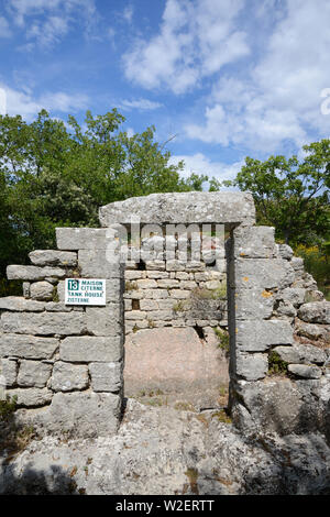 Stein Sturz und steinernen Türpfosten der Eingang ruiniert Mittelalterliches Haus, bekannt als der Tank Haus oder Maison Citerne, Buoux Fort Luberon Provence Frankreich Stockfoto