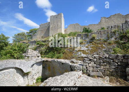 Erste mittelalterliche Wallanlage oder Defensive Wall, Graben und Reste von Rock-Cut Häuser im Fort de Buoux, Buoux Fort oder Festung, Luberon Provence Frankreich Stockfoto