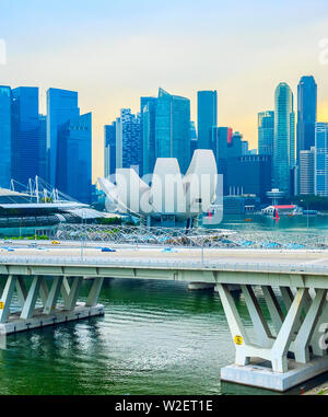 Singapur - Januar 14, 2017: Singapur Marina Bay Skyline mit Artsience Museum und moderne Verkehrsmittel bridge bei Sonnenuntergang Stockfoto