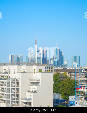 Frankfurter Skyline mit Apartment Gebäuden im Vordergrund, Deutschland Stockfoto