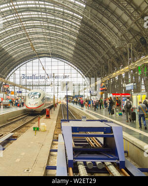 FRANKFURT, Deutschland - 29 AUGUST 2018: Moderne Zug kommt nach Frankfurt am Main Hauptbahnhof. Menschen, die darauf warten, die für die Aufbringung Stockfoto