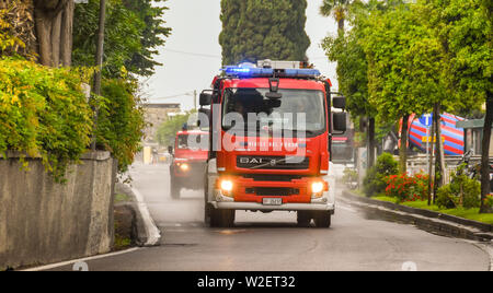 CADDENABBIA, Comer See, Italien - JUNI 2019: Feuerwehrauto mit Scheinwerfern und Blaulicht fahren in Cadenabbia auf einen Notruf Stockfoto