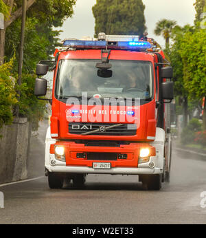 CADDENABBIA, Comer See, Italien - JUNI 2019: Feuerwehrauto mit Scheinwerfern und Blaulicht fahren in Cadenabbia auf einen Notruf Stockfoto